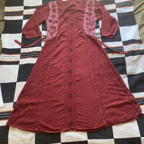 Vintage Just Cruising Rayon Floral Embroidered Midi Dress. 3/4 Sleeves. One Size - Picture 8 of 16